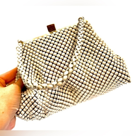 WHITING AND DAVIS CO VINTAGE PEARL HANDBAG WITH GOLDEN SNAP CLOSURE - Picture 2 of 10